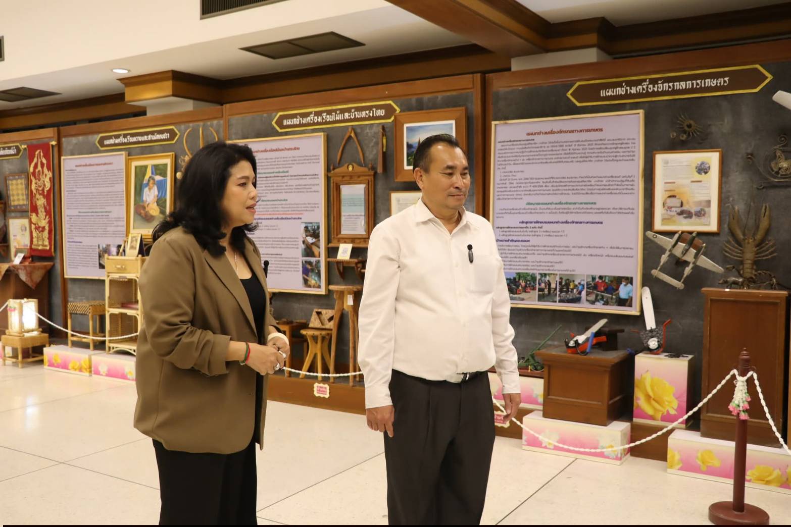 title - นายอำเภอบางไทร และคณะผู้บริหารท้องถิ่น ลงพื้นที่เยี่ยมชมสถานที่ภายใน ศูนย์ส่งเสริมและพัฒนาอาชีพเสริมนอกภาคการเกษตร (ศูนย์ศิลปาชีพบางไทรฯ (เดิม)) และแผนกฝึกอบรมทั้ง 12 แผนก